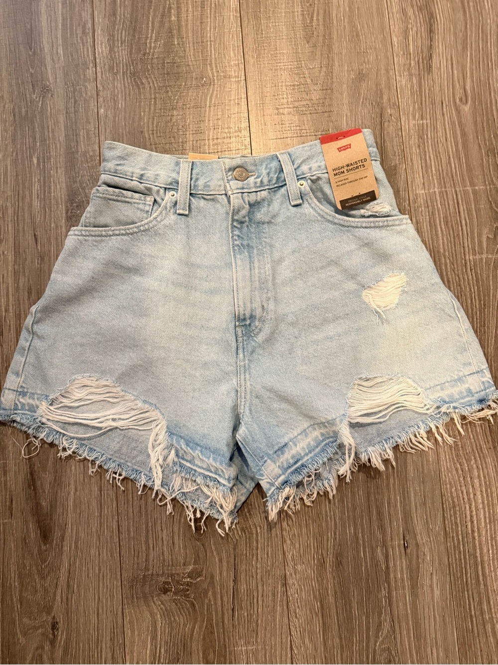 NWT Levi's High-Waisted Mom Jean Shorts Size 29 Light Wash Distressed Denim